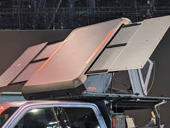 Ein ausfahrbares Solar-Panel auf einem Auto