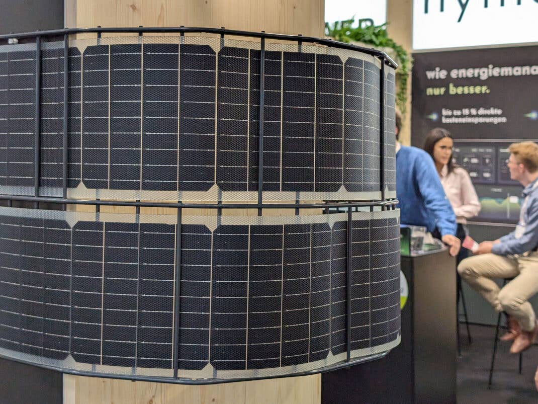 Flexible Solarpanels als Sichtschutz in einem Doppelstabmattenzaun.