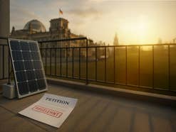 Solarmodul und Speicher Sinnbild für abgelehnte Balkonkraftwerk-Speicher-Petition