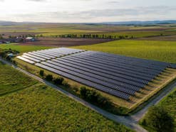 PV-Module als Freiflächenanlage, Sinnbild für Solarstrom