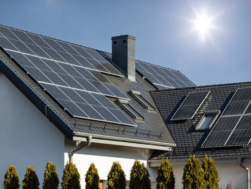 Solaranlage auf Hausdach, Sinnbild Solarstrom