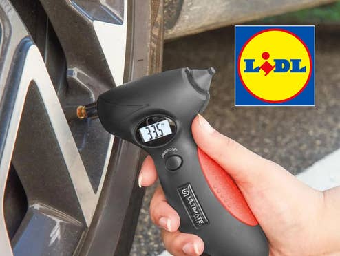 Ein Reifenprüfer-Tool wird an einem Autoreifen genutzt. Davor ist ein Lidl-Logo zu sehen.
