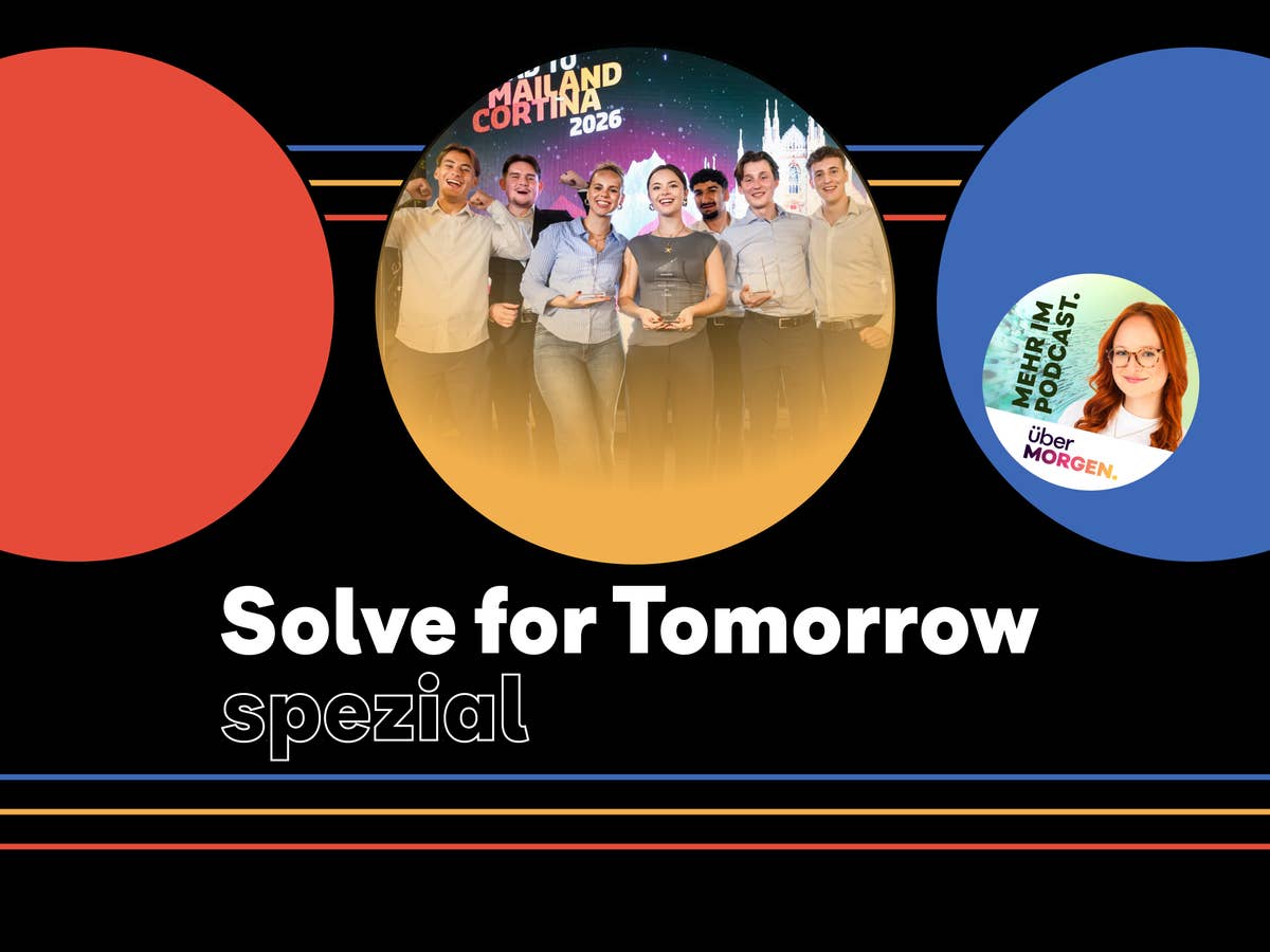 solve-for-tomorrow-news Ein grafisch gestaltetes Beitragsbild mit der Aufschrift „Solve for Tomorrow spezial“ auf schwarzem Hintergrund. In der Mitte ist ein kreisrunder Ausschnitt des Gewinnerteams zu sehen, flankiert von roten und blauen Farbelementen sowie dem überMORGEN Podcast-Logo mit Moderatorin.