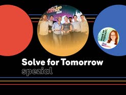 Ein grafisch gestaltetes Beitragsbild mit der Aufschrift „Solve for Tomorrow spezial“ auf schwarzem Hintergrund. In der Mitte ist ein kreisrunder Ausschnitt des Gewinnerteams zu sehen, flankiert von roten und blauen Farbelementen sowie dem überMORGEN Podcast-Logo mit Moderatorin.