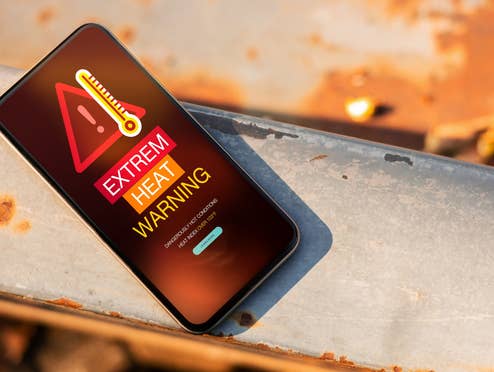 Sommer, Sonne, Hitze: So bleibt dein Handy jetzt richtig cool Smartphone im Sommer mit Hitzewarnung.