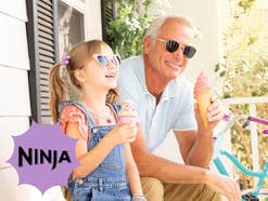 Ein älterer Herr und ein Mädchen, die ein Eis in der Sonne essen, unten links das Ninja-Logo
