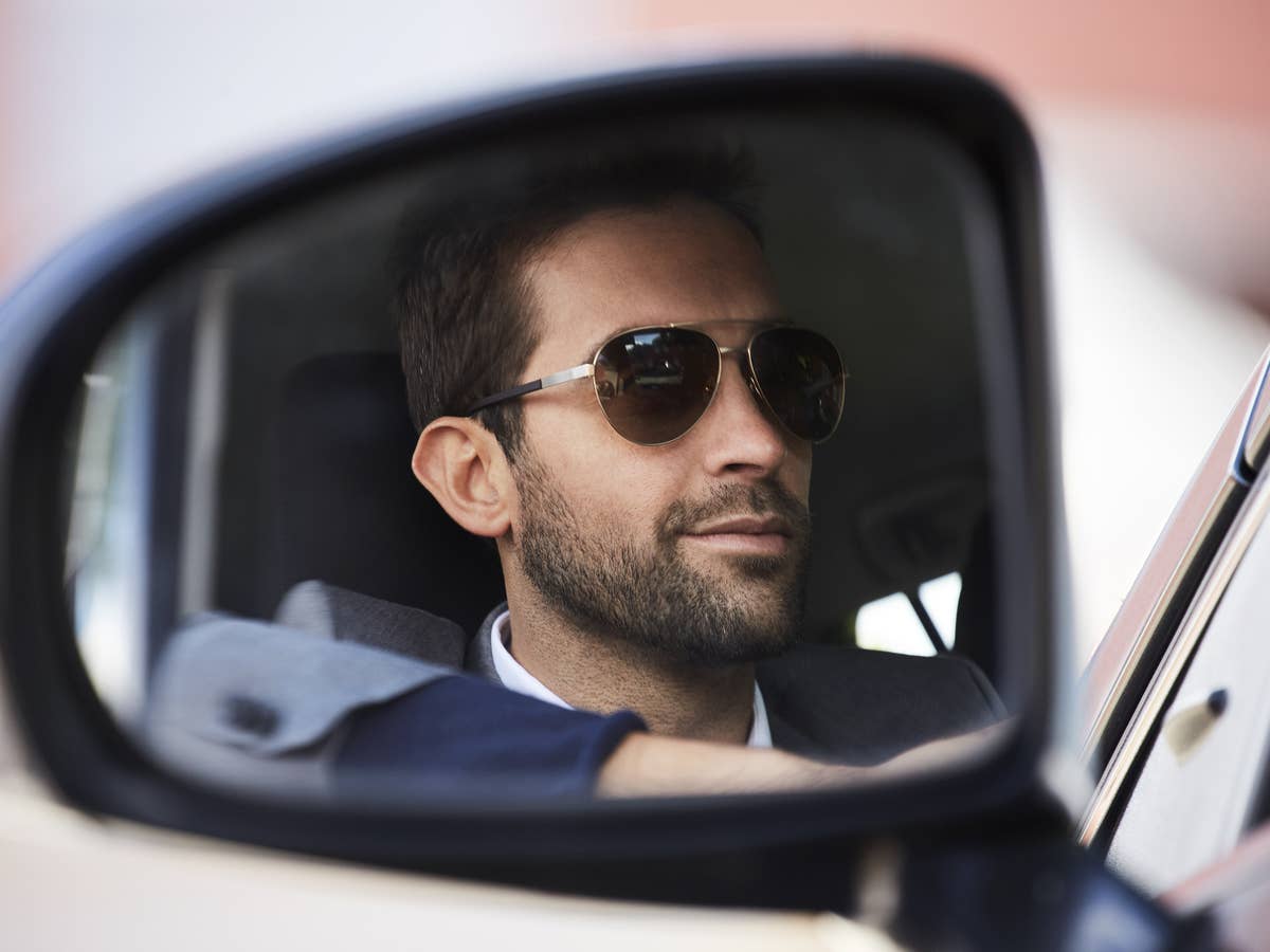 Sonnenbrille im Auto
