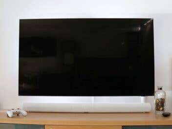Sonos Arc auf einem TV-Lowboard