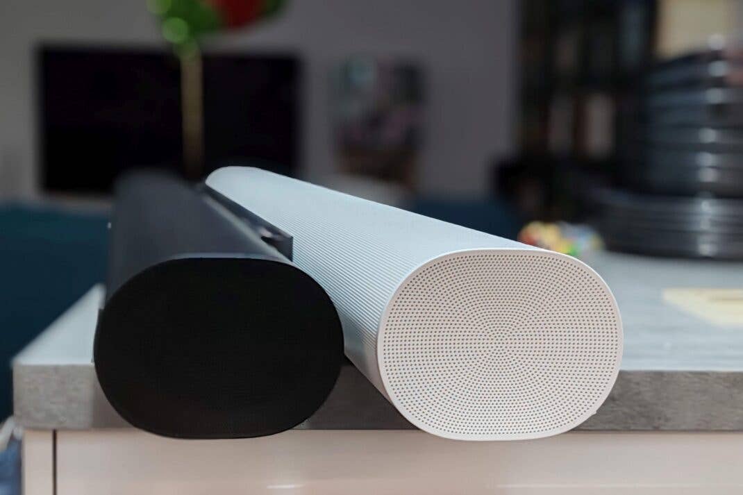 Sonos Arc Ultra (schwerz) und Sonos Arc nebeneinander