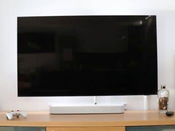 Sonos Beam auf einem TV-Lowboard