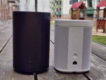 Sonos Era 100 und Sonos One von hinten