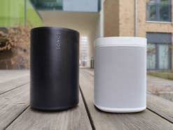 Sonos Era 100 und ein Sons One nebeneinander