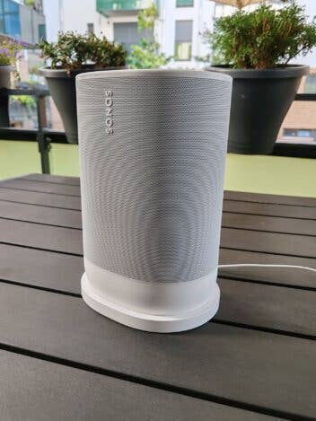 Sonos Move 2 steht auf seinem Ladering