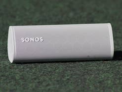 Weißer Sonos Roam auf grünem Untergrund
