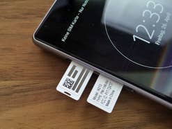 Bei Sony ist die IMEI auch auf einen Papierstreifen im SIM-Slot vermerkt.