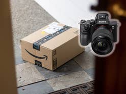 Ein Amazon-Paket steht vor einer Tür