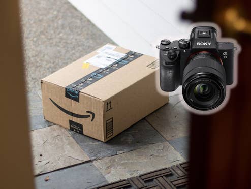 Ein Amazon-Paket steht vor einer Tür