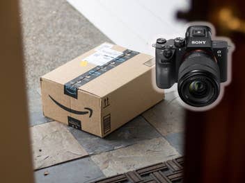 Ein Amazon-Paket steht vor einer Tür