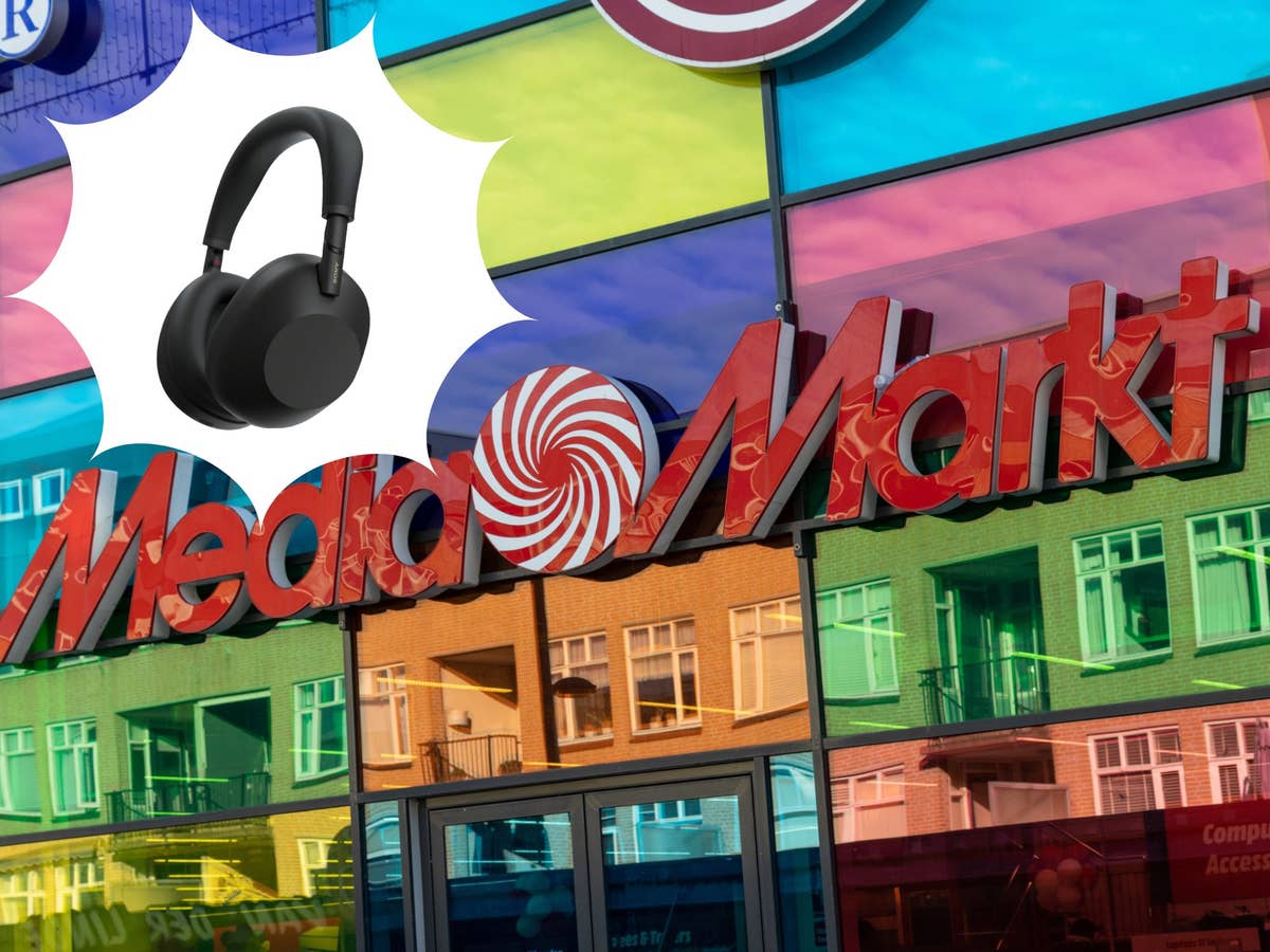sony-kopfhörer-bei-mediamarkt Sony Kopfhörer auf einem Störer-Element vor einem MediaMarkt Logo