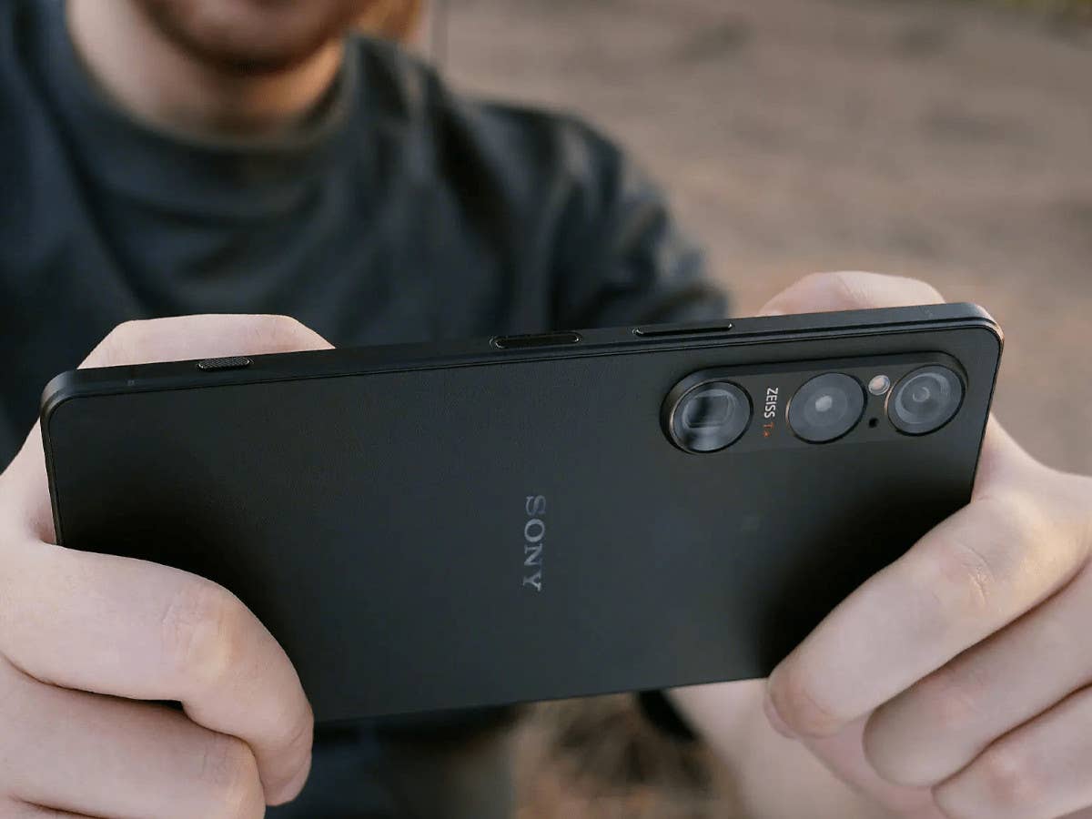 Person hält Sony-Smartphone in den Händen.