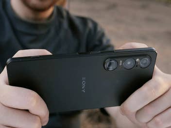 Person hält Sony-Smartphone in den Händen.