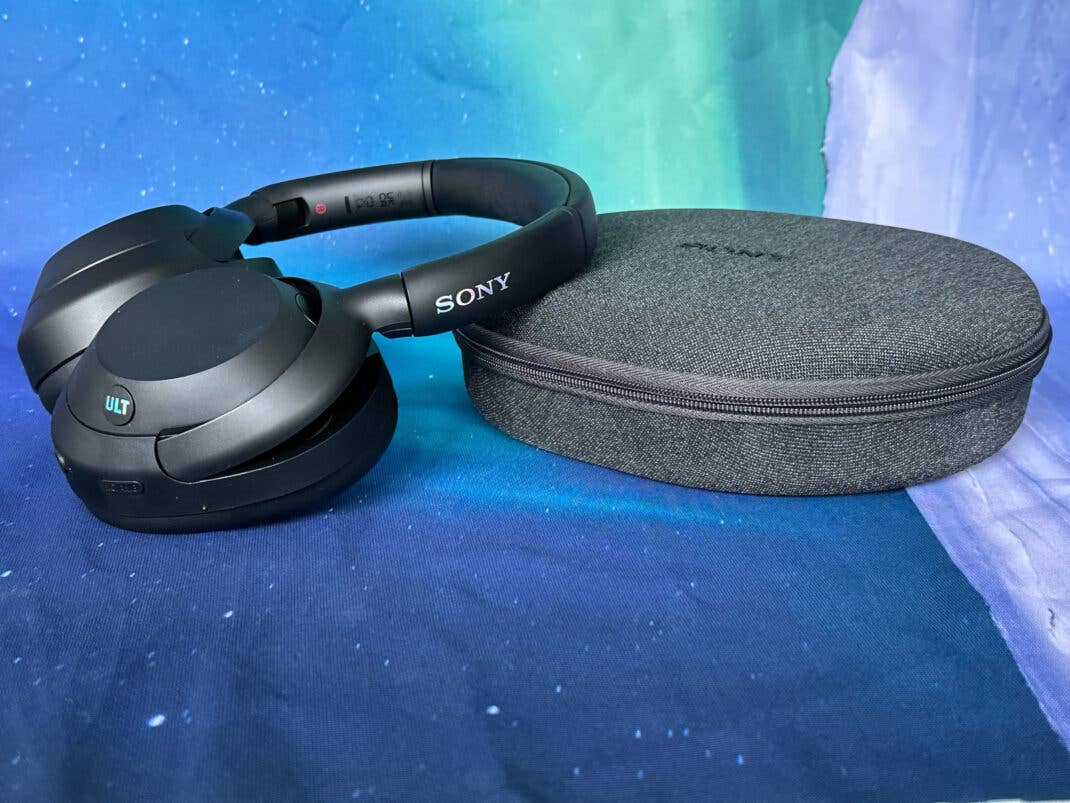 Der Sony ULT Wear Kopfhörer wird nicht nur mir einem Case geliefert, sondern auch mit einem USB-C Ladekabel und einem Klinkenkabel.