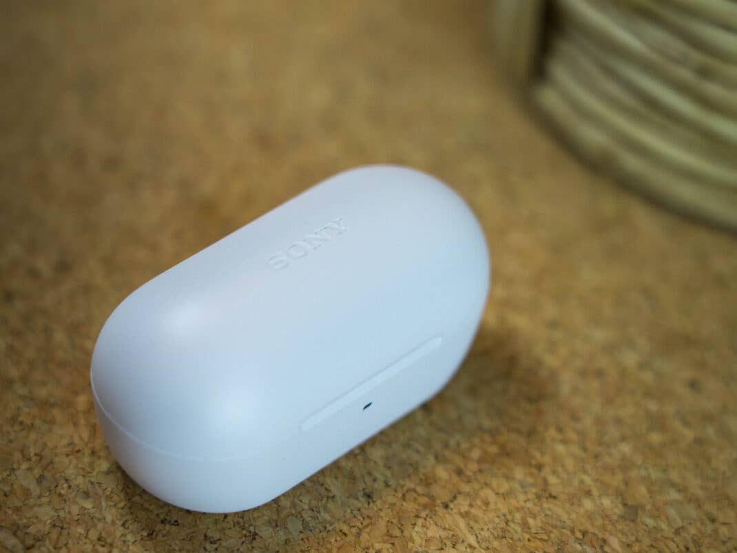 Das Case der Sony WF-C710N ist wunderbar kompakt.