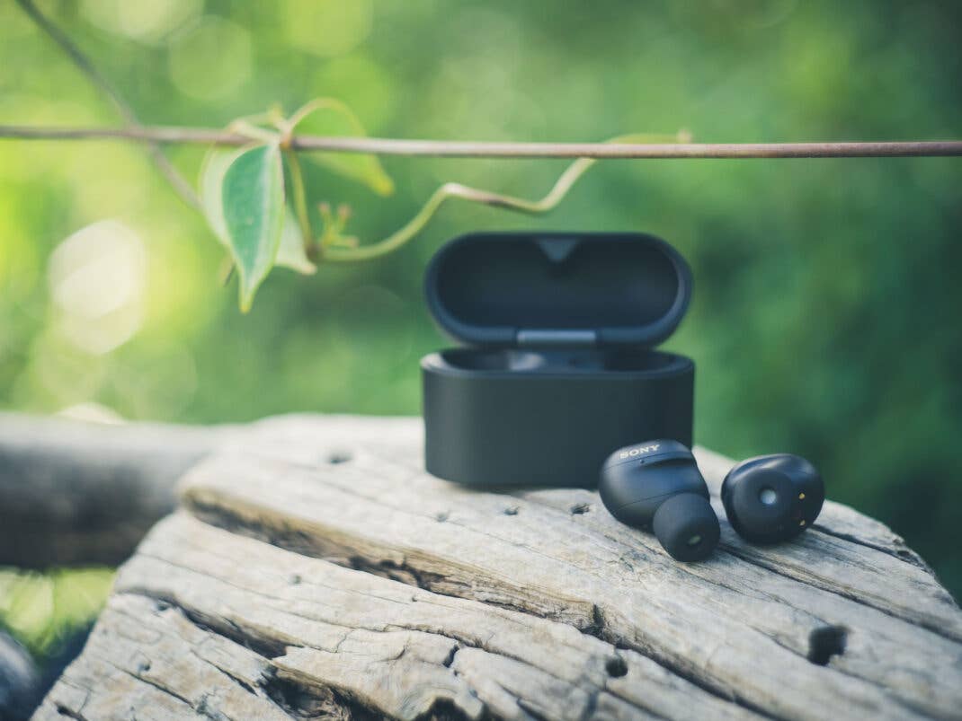 Viele Funktionen, viel Klang: Die Sony WF1000XM6 schneiden im Test sehr gut ab.