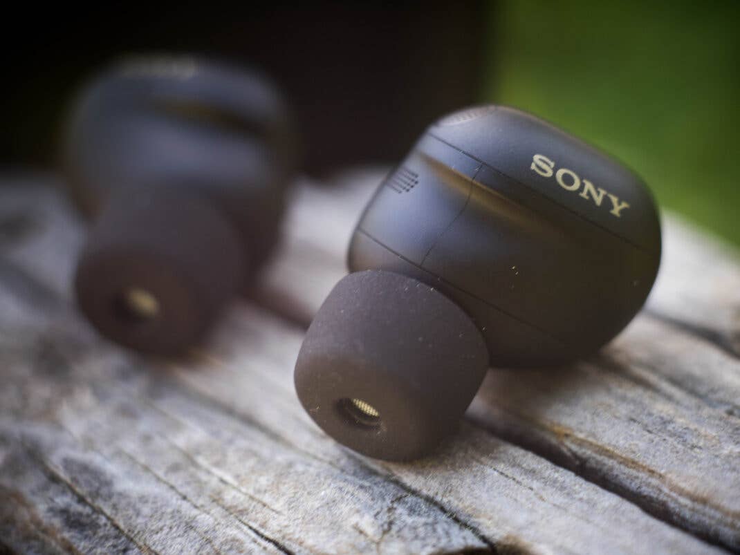 Sony liefert ausschließlich Ohrpolster aus Memoryschaum mit. Die sind aber nichts für jedermann.