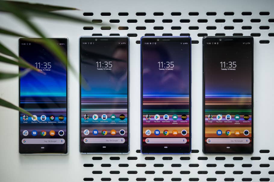 Das Sony Xperia 1 von vorne in vier Farben