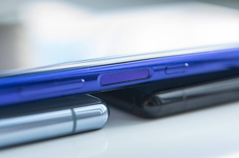 Sony Xperia 1 von der Seite mit Fokus auf den Fingerabdrucksensor