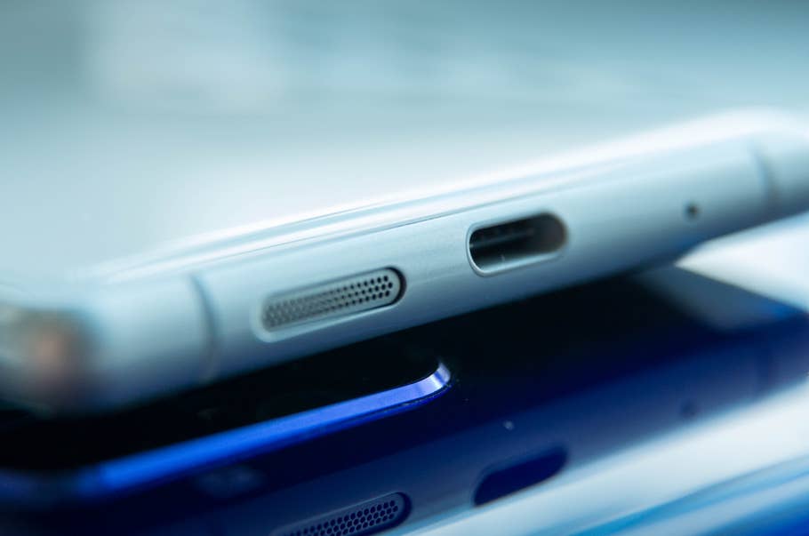 Sony Xperia 1 von unten mit Fokus auf den Lautsprecher und USB-C-Eingang