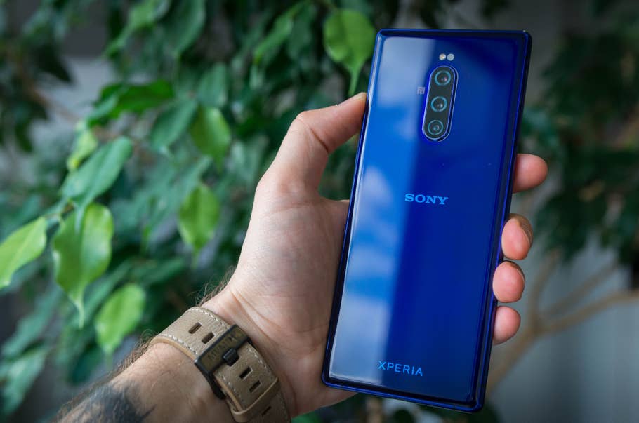 Sony Xperia 1 in der Hand von hinten in der Farbe Lila