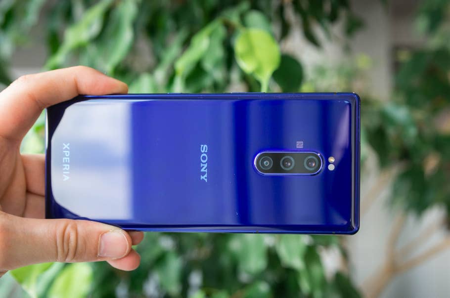 Sony Xperia 1 in der Hand von hinten in der Farbe Lila