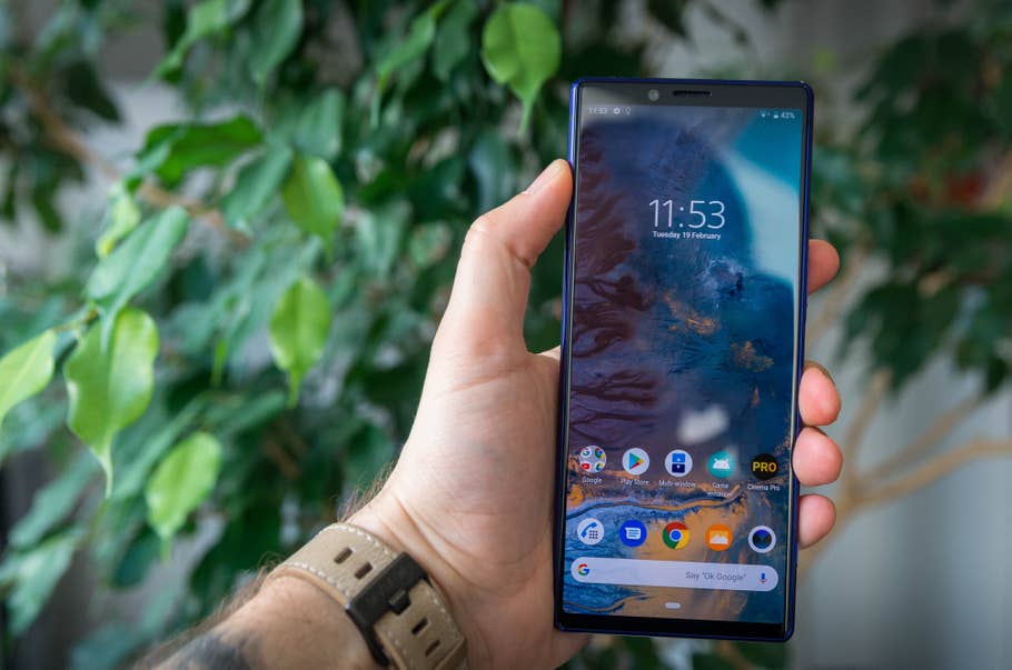 Sony Xperia 1 in der Hand von vorne