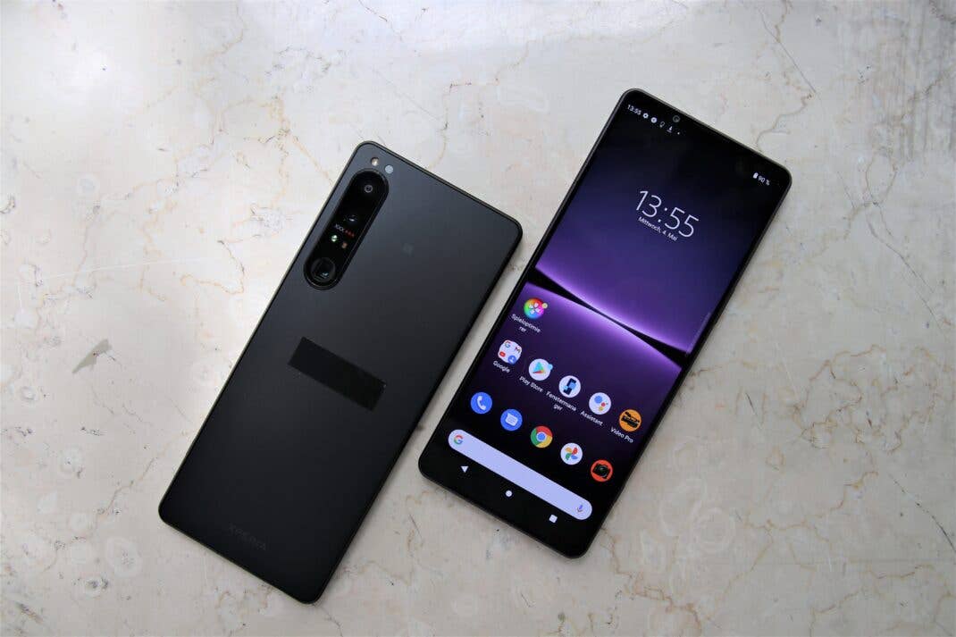 Das Sony Xperia 1 IV von vorne und hinten auf einer Marmorplatte.