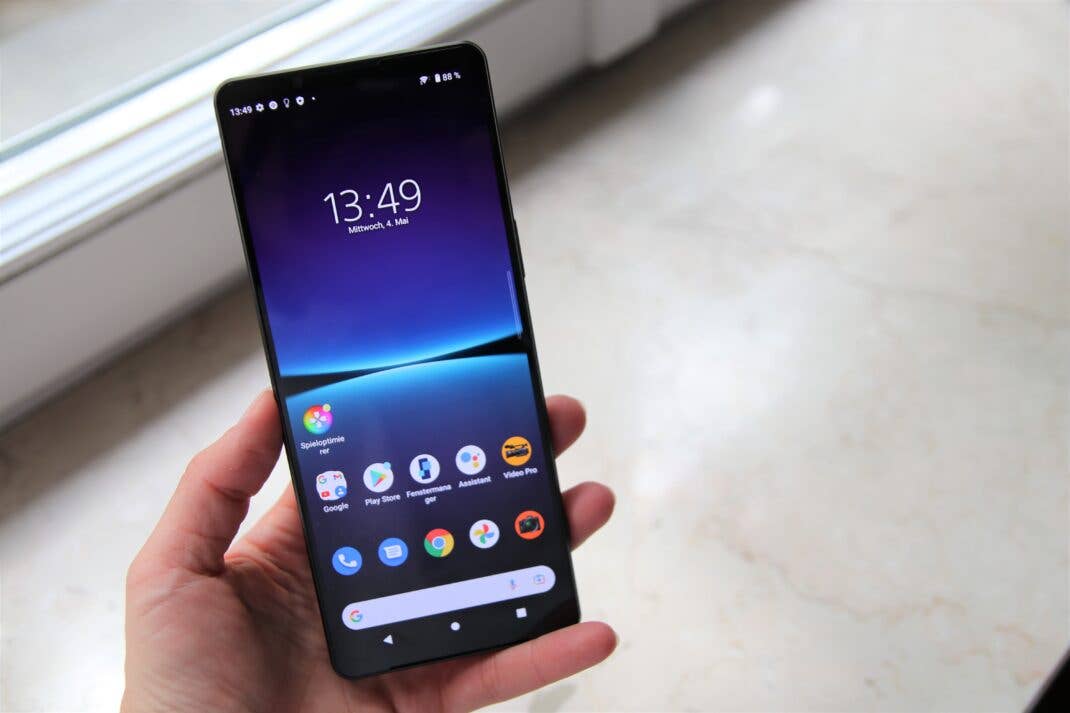 Das Sony Xperia 1 IV von vorne in einer Hand.