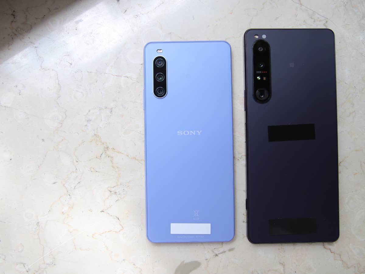 Das Sony Xperia 1 IV und Xperia 10 IV nebeneinander von hinten auf einer Marmorplatte.