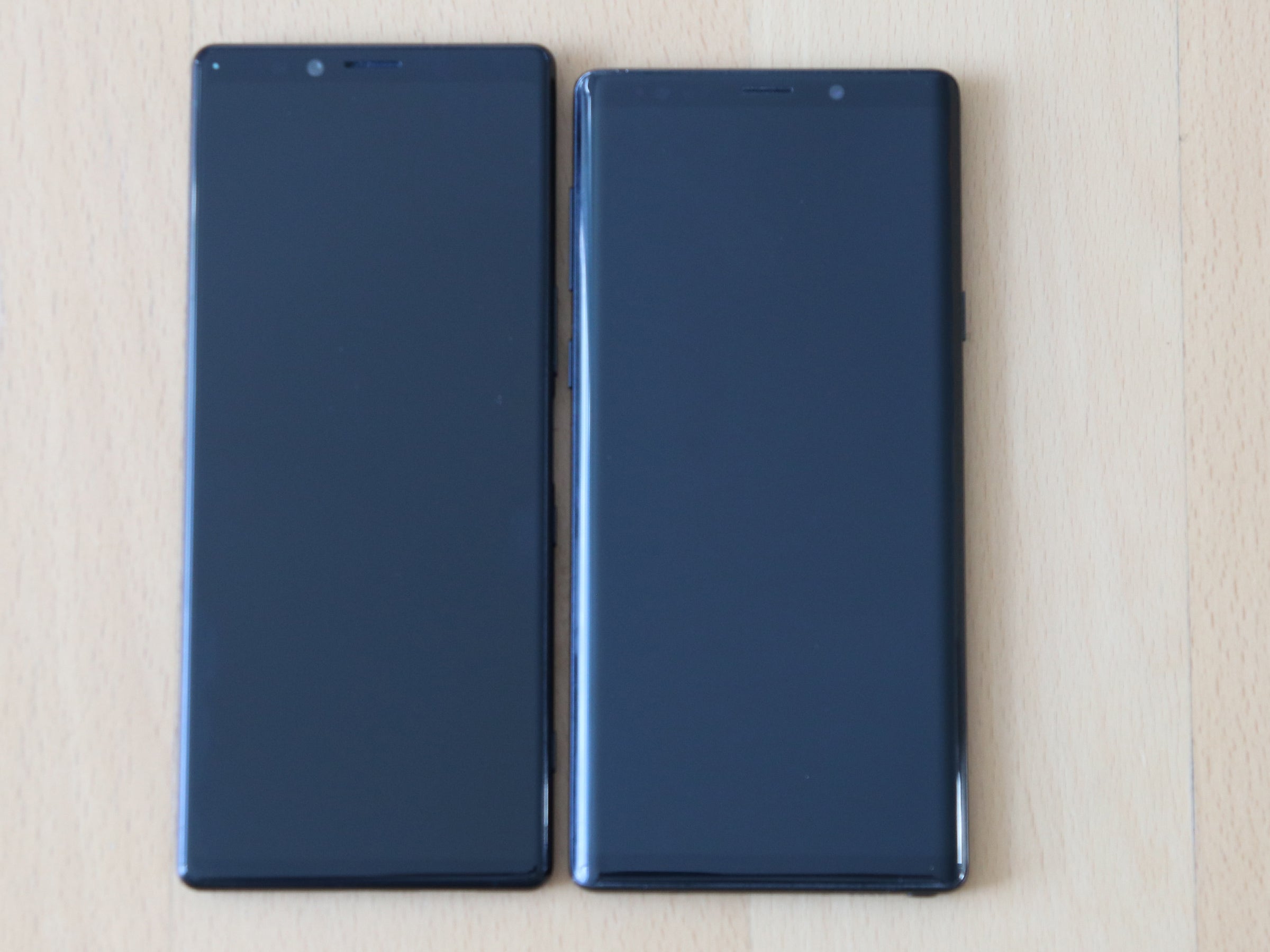 Sony Xperia 1 neben Samsung Galaxy Note 9