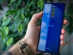 Sony Xperia 1 von hinten in der Hand