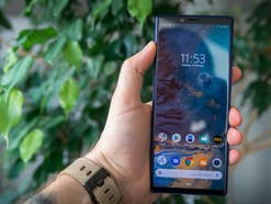 Sony Xperia 1 von vorne in der Hand