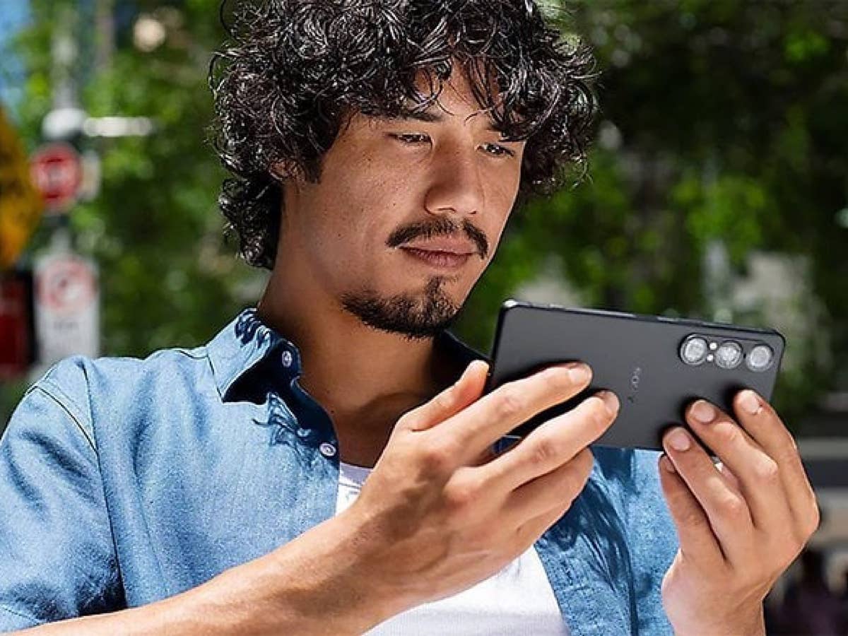 Sony Xperia 1 VII in der Hand eines Mannes.
