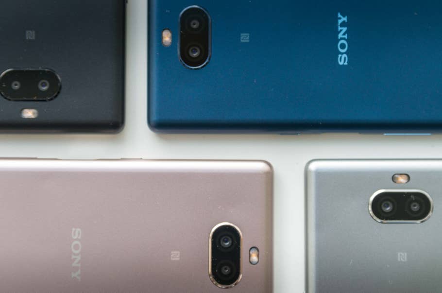 Sony Xperia 10 in vier Farben von hinten
