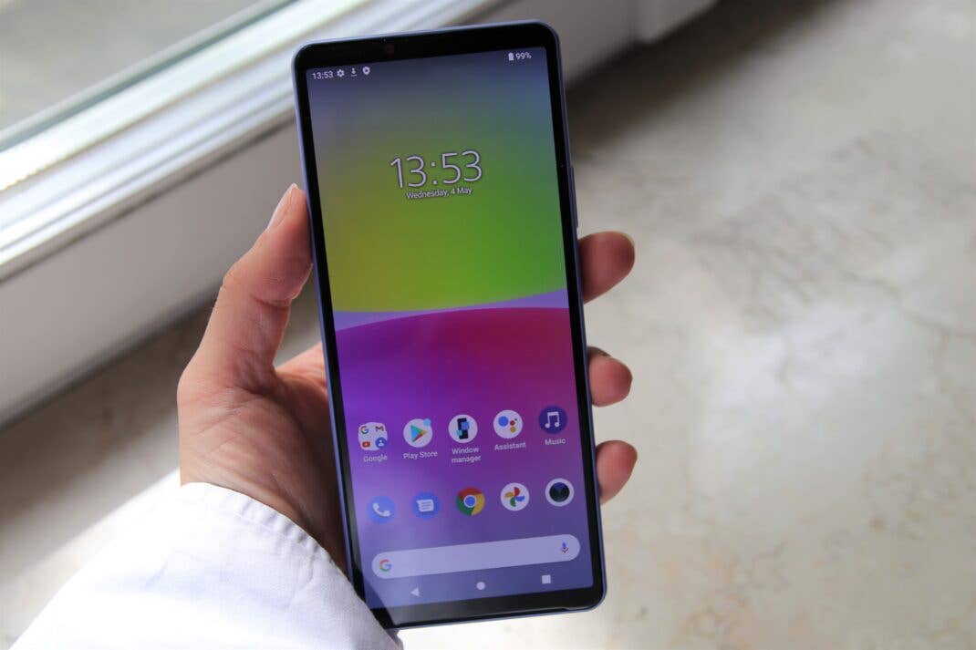 Das Sony Xperia 10 IV von vorne in einer Hand.