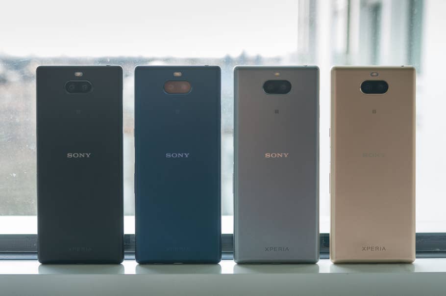 Sony Xperia 10 Plus in vier Farben von hinten