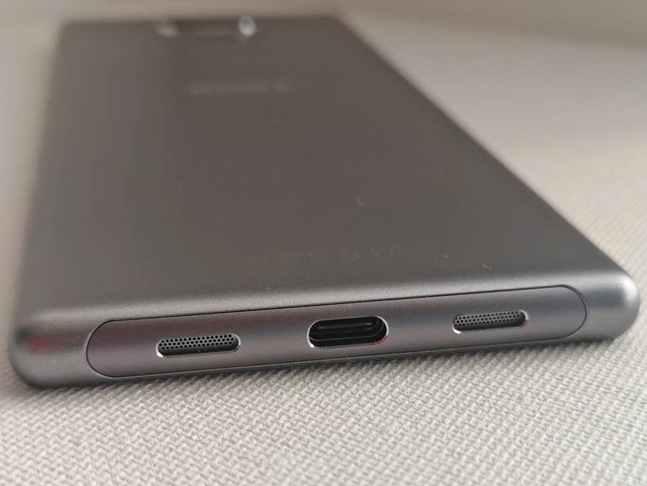 Die Anschlüsse am unteren Rand des Sony Xperia 10 Plus.
