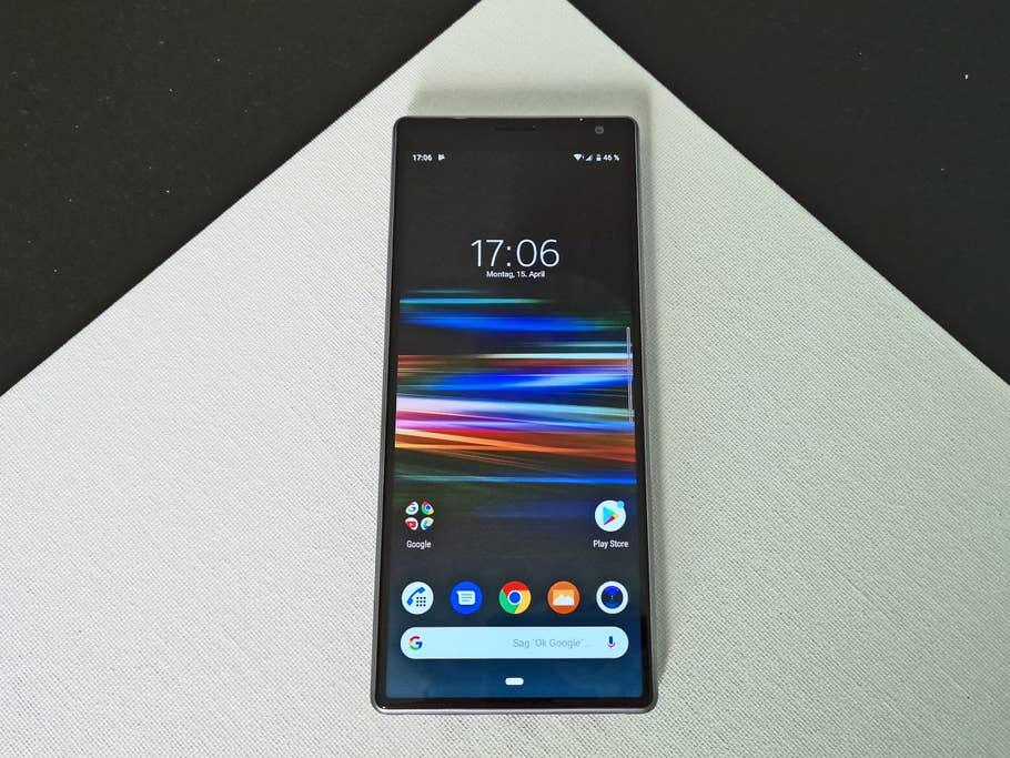 Sony Xperia 10 Plus mit seinem langen Display von oben.