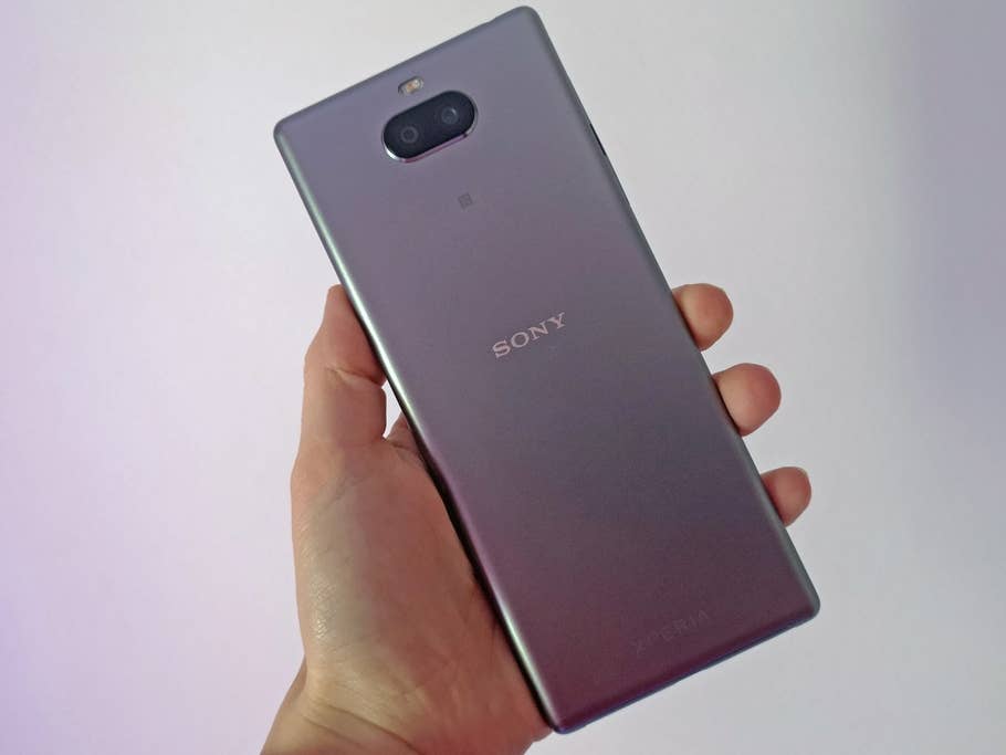 Die Rückseite des Sony Xperia 10 Plus besteht aus Kunststoff.