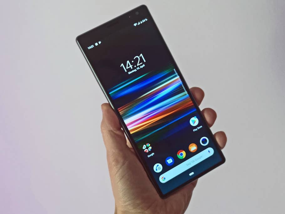 Das Sony Xperia 10 Plus in der Hand gehalten.