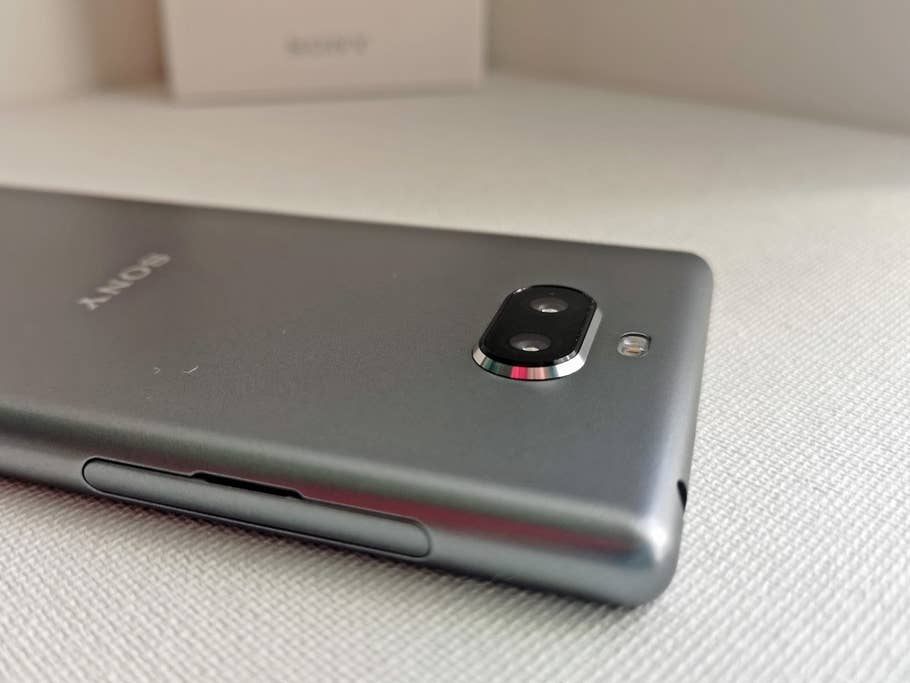 Die Dual-Kamera des Sony Xperia 10 Plus steht deutlich von der Rückseite ab.